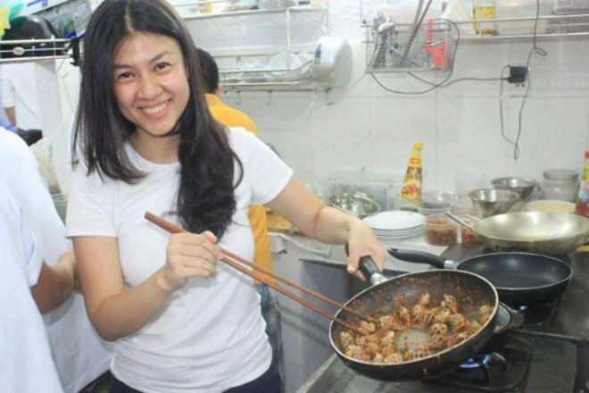 Nữ diễn viên đình đám bỏ showbiz đi bán xôi cua, trổ tài cắm loài hoa khó