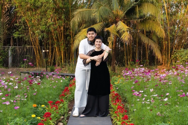Nữ diễn viên đình đám bỏ showbiz đi bán xôi cua, trổ tài cắm loài hoa khó