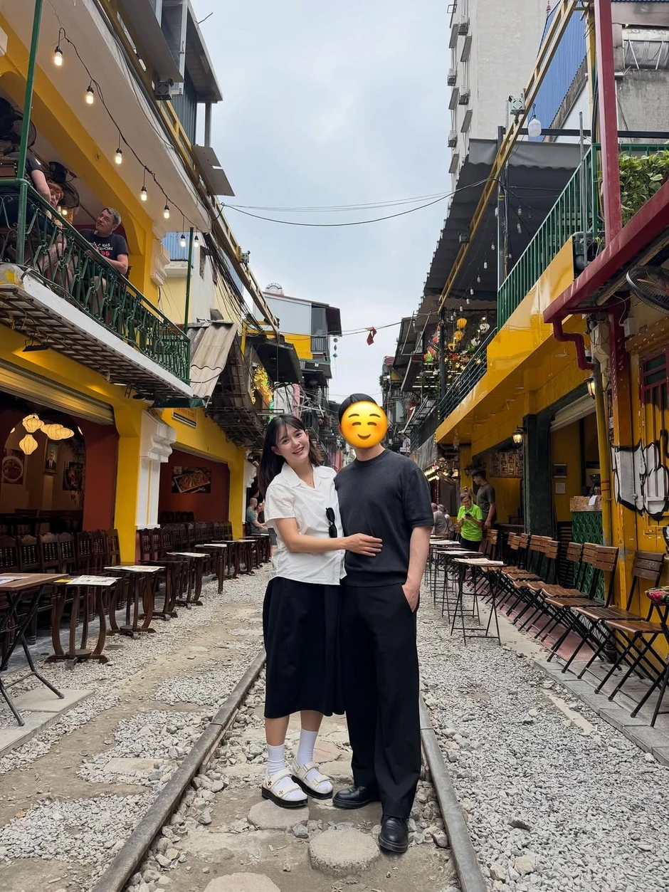 Nữ diễn viên Hàn Quốc ăn phở, uống cà phê đường tàu ở Hà Nội