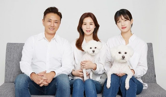 Vợ chồng Park Si Eun và Jin Tae Hyun xuất hiện bên cạnh một trong những người con nuôi