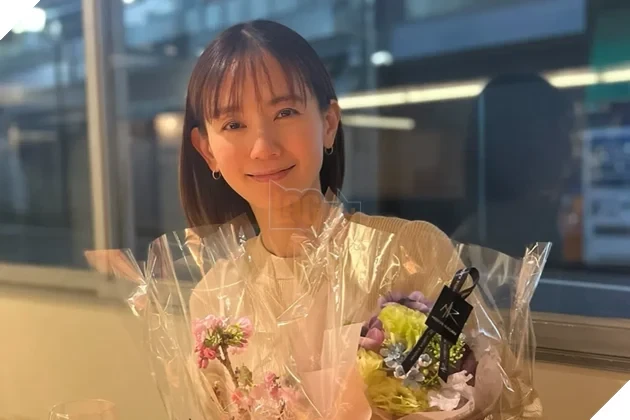 Nữ diễn viên tài hoa Nakamura Yuri qua đời ở tuổi 44 sau thời gian thầm lặng chiến đấu với ung thư trực tràng: Nụ cười dịu dàng đến những giây phút cuối đời Nữ diễn viên tài hoa Nakamura Yuri qua đời ở tuổi 44 sau thời gian thầm lặng chiến đấu với ung thư trực tràng: Nụ cười dịu dàng đến những giây phút cuối đời