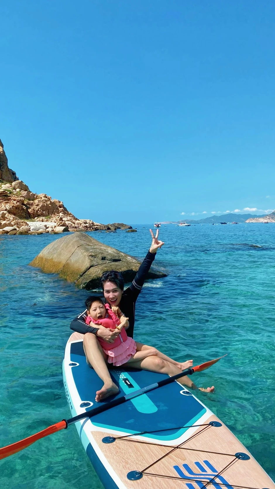 Nữ diễn viên Việt đưa con đi biển chơi mà hàng trăm người phải thốt lên: "Người mẹ vĩ đại" Nữ diễn viên Việt đưa con đi biển chơi mà hàng trăm người phải thốt lên: "Người mẹ vĩ đại"