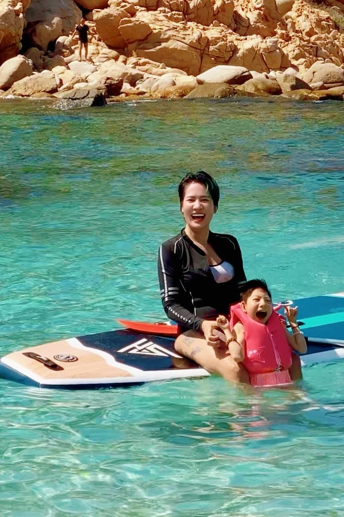 Nữ diễn viên Việt đưa con đi biển chơi mà hàng trăm người phải thốt lên: "Người mẹ vĩ đại" Nữ diễn viên Việt đưa con đi biển chơi mà hàng trăm người phải thốt lên: "Người mẹ vĩ đại"