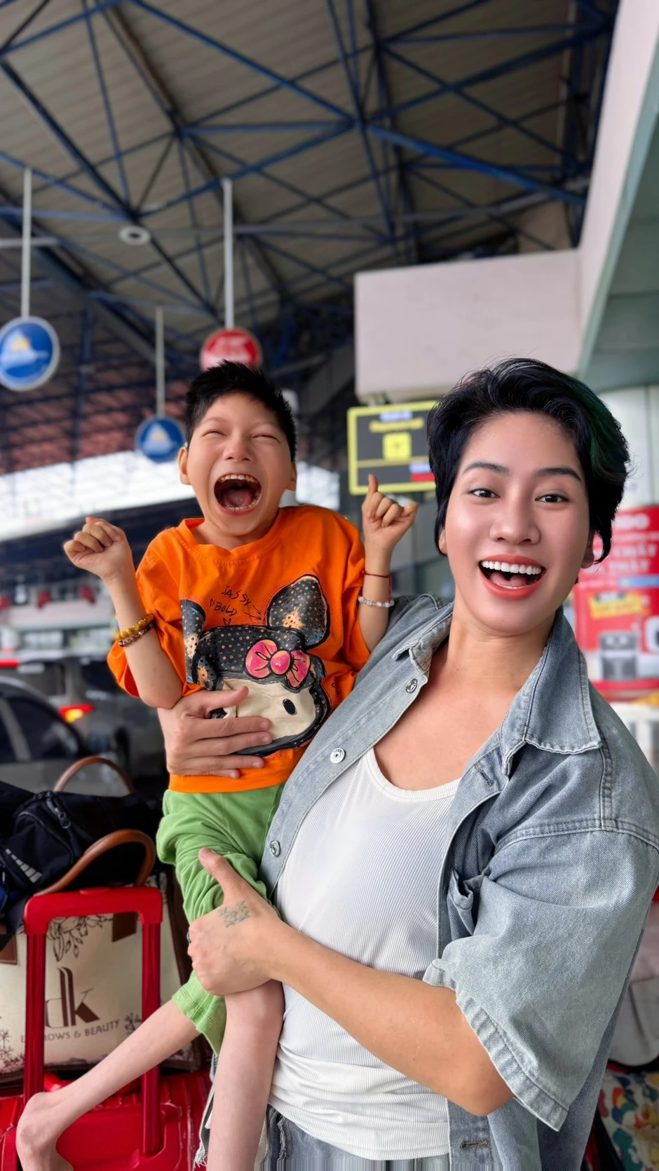 Nữ diễn viên Việt đưa con đi biển chơi mà hàng trăm người phải thốt lên: "Người mẹ vĩ đại" Nữ diễn viên Việt đưa con đi biển chơi mà hàng trăm người phải thốt lên: "Người mẹ vĩ đại"