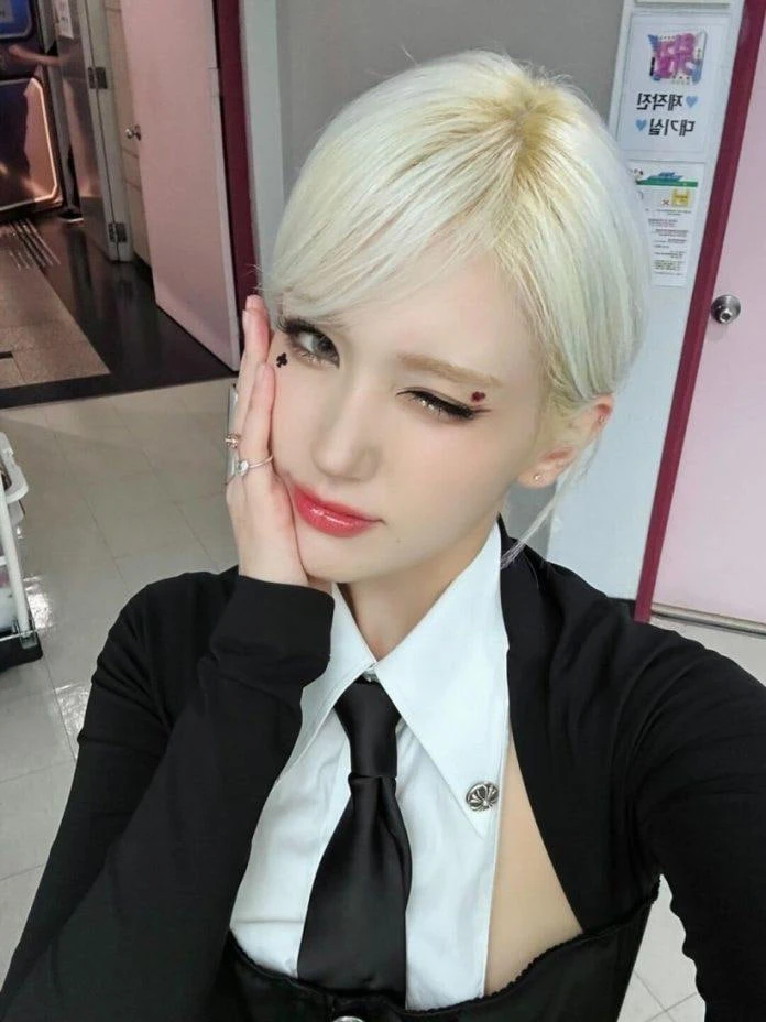 Nụ hôn chấn động showbiz của 2 mỹ nhân “có tất cả nhưng vẫn flop”, đập tan tin đồn bất hoà