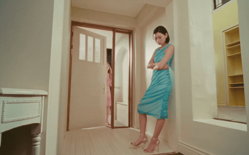 Nụ hôn chấn động showbiz của 2 mỹ nhân “có tất cả nhưng vẫn flop”, đập tan tin đồn bất hoà