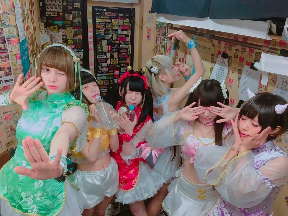 Nữ idol Nhật Bản gây bão mạng vì cho fan ngửi nách sau biểu diễn, hé lộ góc khuất khắc nghiệt của giới underground Nữ idol Nhật Bản gây bão mạng vì cho fan ngửi nách sau biểu diễn, hé lộ góc khuất khắc nghiệt của giới underground