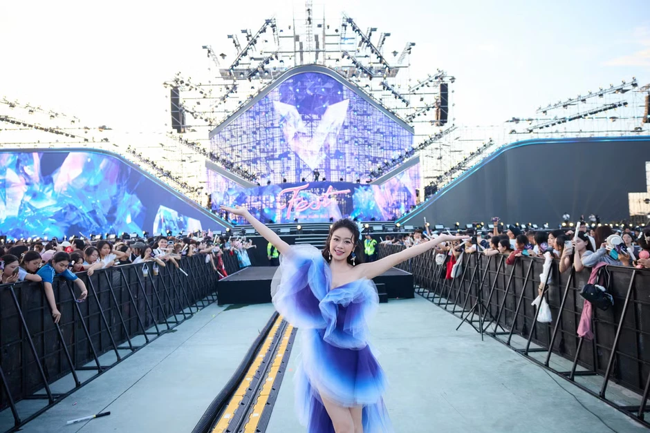 Nữ MC chia sẻ sức ép hâm nóng 20.000 khán giả ở concert Thanh xuân