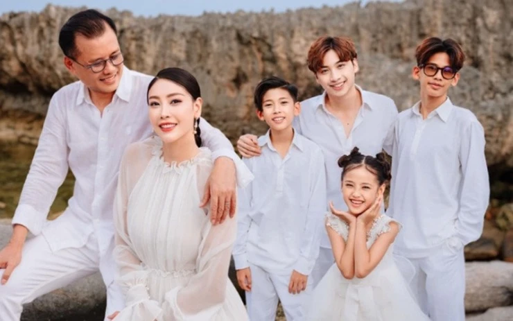 Nữ nghệ sĩ nào đông con nhất showbiz Việt hiện nay? Nữ nghệ sĩ nào đông con nhất showbiz Việt hiện nay?