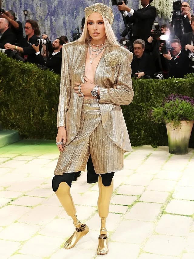Nữ người mẫu bị cắt cụt chân, 14 năm sau mang chân giả đến đại náo Met Gala