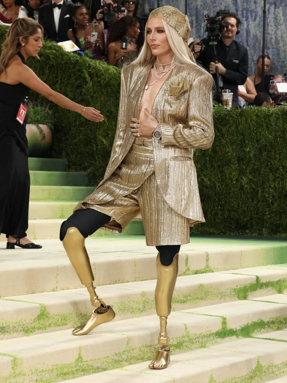 Nữ người mẫu bị cắt cụt chân, 14 năm sau mang chân giả đến đại náo Met Gala