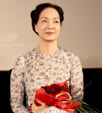 Nữ NSND có hôn nhân viên mãn hơn 30 năm, nhưng chưa một lần mặc váy cưới