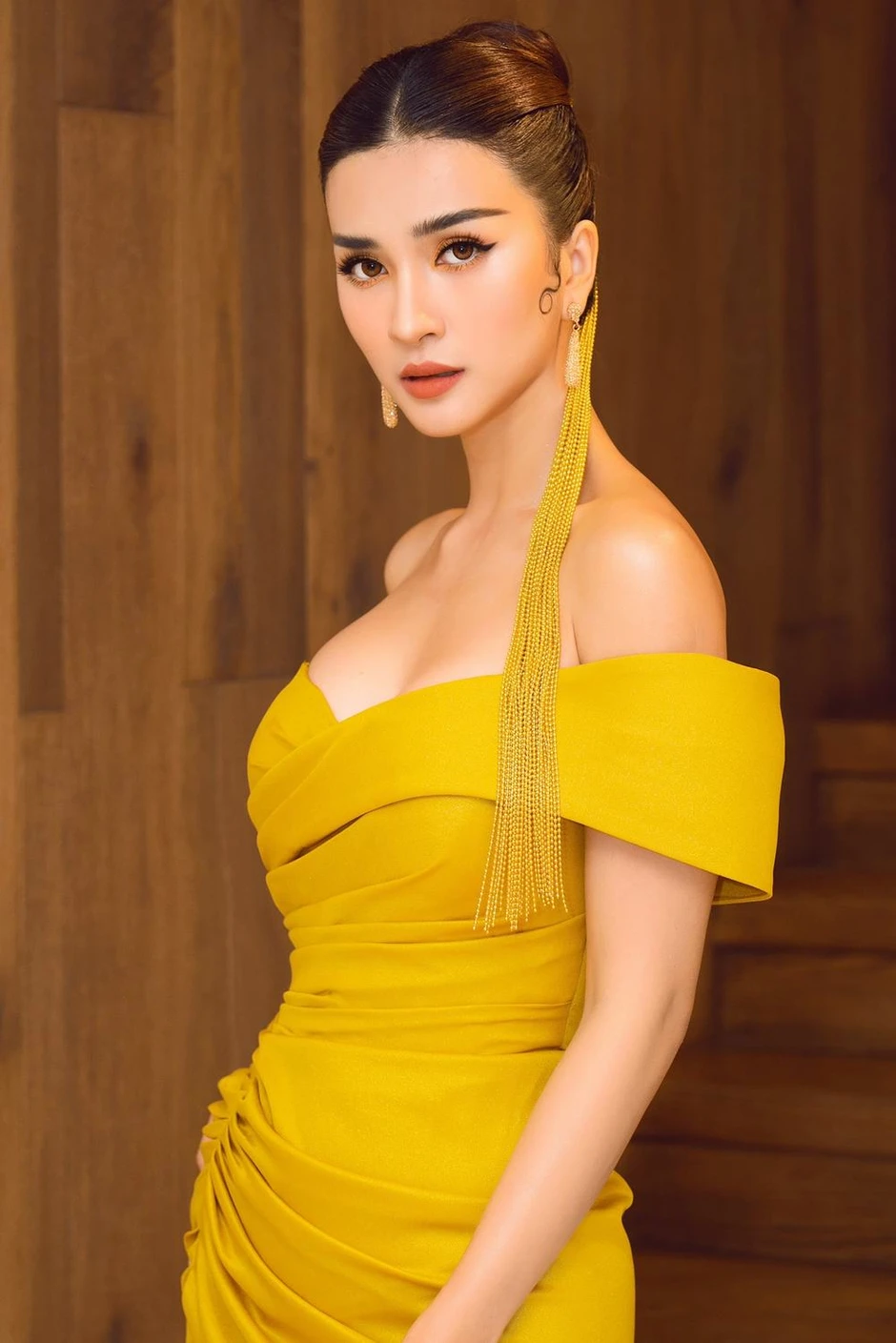 Nữ NSƯT trẻ đẹp nhất miền Nam 21 tuổi đã là mẹ đơn thân, U40 nhan sắc sáng rực, vướng tin đồn yêu đồng giới Nữ NSƯT trẻ đẹp nhất miền Nam 21 tuổi đã là mẹ đơn thân, U40 nhan sắc sáng rực, vướng tin đồn yêu đồng giới