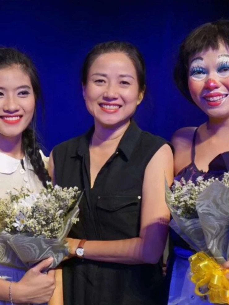 Nữ Phó Giáo sư vào vai từ nông dân đến Nam Phương Hoàng Hậu là ai? Nữ Phó Giáo sư vào vai từ nông dân đến Nam Phương Hoàng Hậu là ai?