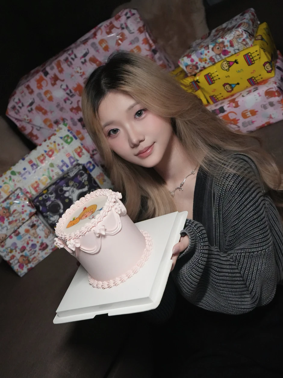 Nữ streamer đón sinh nhật tuổi mới, nhưng lại khiến làng game quốc tế phải bàn tán xôn xao?