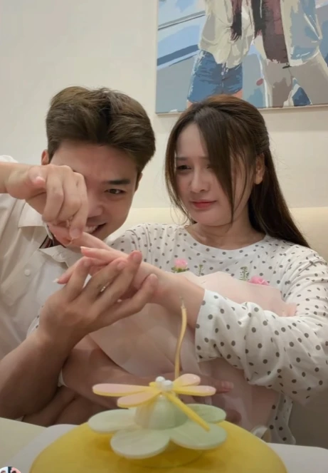 Nữ streamer Việt được tặng nhẫn kim cương gần 10k USD Nữ streamer Việt được tặng nhẫn kim cương gần 10k USD