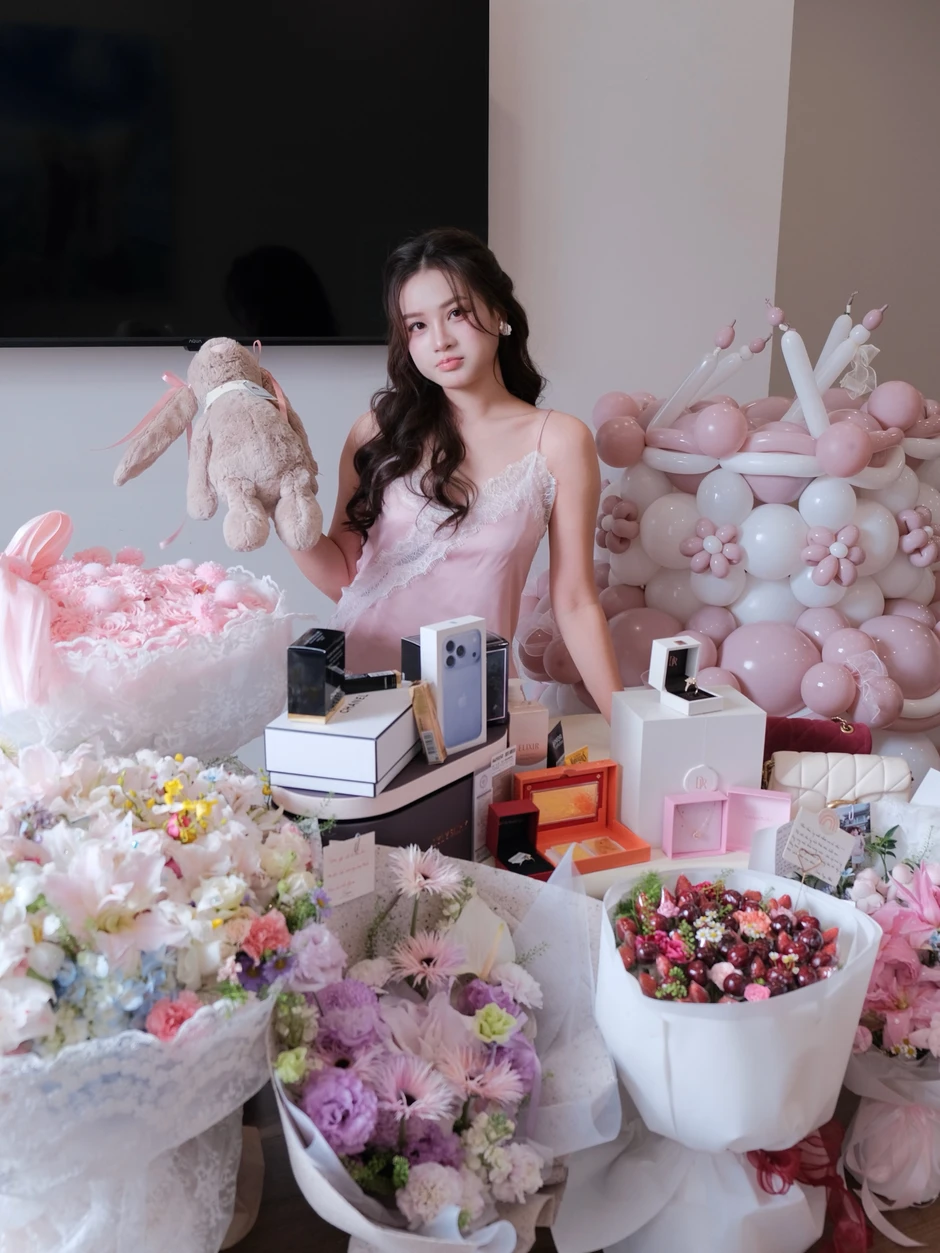 Nữ streamer Việt được tặng nhẫn kim cương gần 10k USD Nữ streamer Việt được tặng nhẫn kim cương gần 10k USD