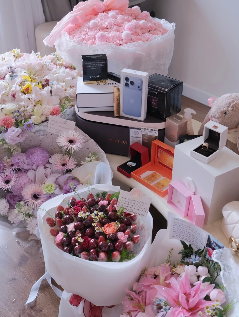 Nữ streamer Việt được tặng nhẫn kim cương gần 10k USD Nữ streamer Việt được tặng nhẫn kim cương gần 10k USD