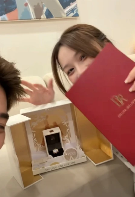 Nữ streamer Việt được tặng nhẫn kim cương gần 10k USD Nữ streamer Việt được tặng nhẫn kim cương gần 10k USD