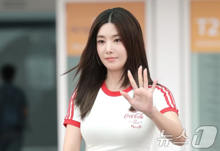 Nữ thần gợi cảm Kwon Eun Bi hủy sự kiện sau tai nạn xe