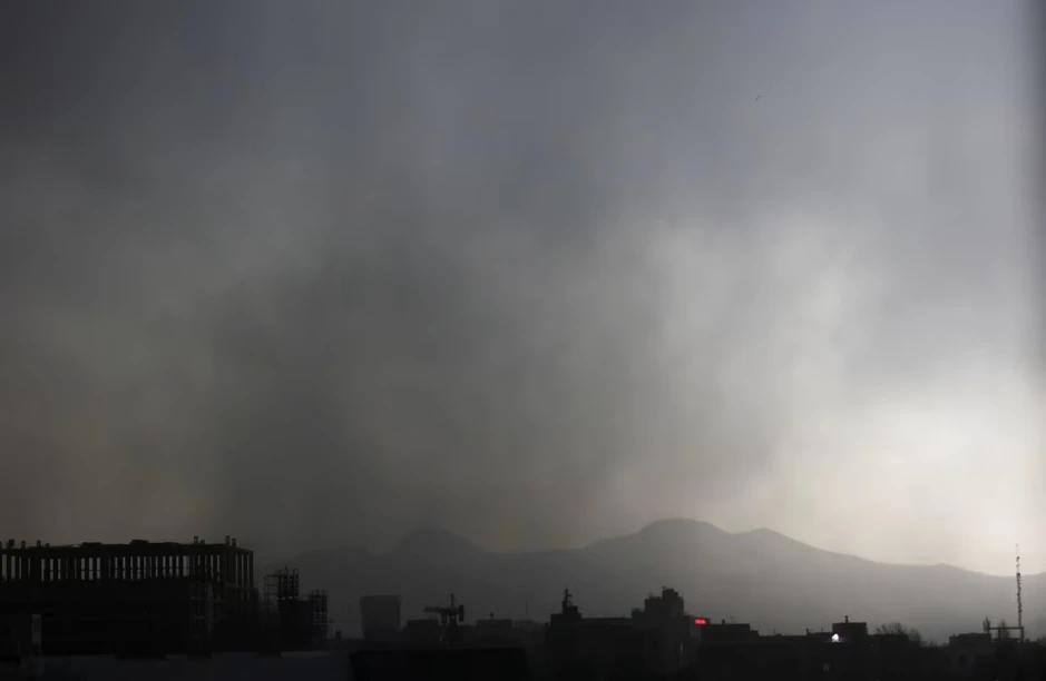 Nước mưa màu đen đổ xuống thủ đô Iran sau vụ Israel tấn công kho dầu