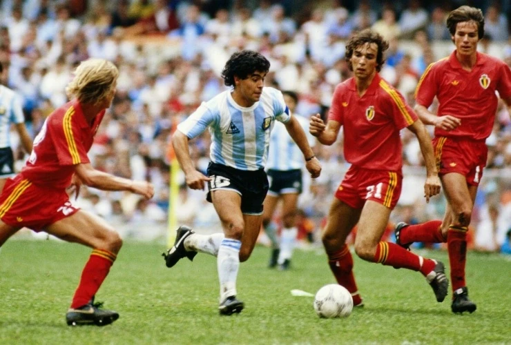 Pelé và Maradona: Khi World Cup tạo ra những vị thánh của văn hóa đại chúng Pelé và Maradona: Khi World Cup tạo ra những vị thánh của văn hóa đại chúng