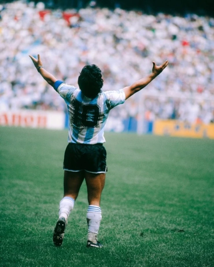 Pelé và Maradona: Khi World Cup tạo ra những vị thánh của văn hóa đại chúng Pelé và Maradona: Khi World Cup tạo ra những vị thánh của văn hóa đại chúng