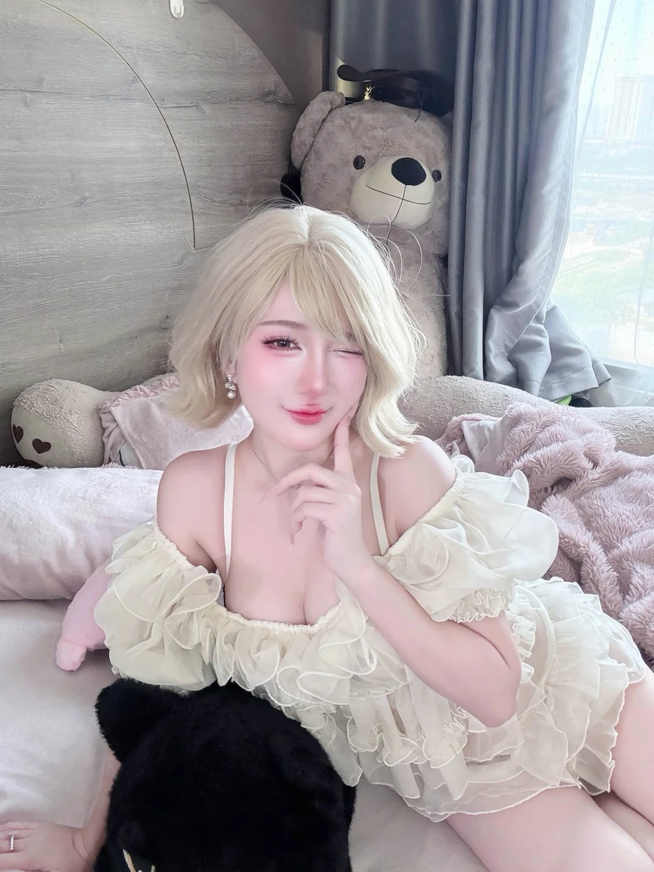 Phan Hoàng Thiên Thy cập nhật giao diện ngày càng cuốn hút, còn tung cả khoảnh khắc riêng tư