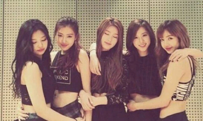Phẫn nộ cảnh "thành viên hụt" BLACKPINK bị quấy rối ngay giữa sự kiện