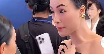 Phản xạ cực nhanh đã giúp MC Hoàng Oanh khỏi sự cố "nóng mặt" ngay giữa sự kiện