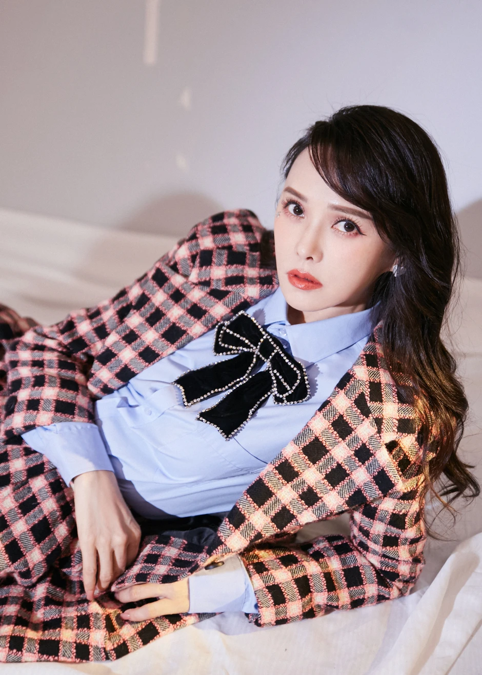 Phát hãi với màn pass đồ "cũ, bẩn, ngáo giá" của mỹ nhân tai tiếng nhất showbiz: Giày dính đất bán 880.000, áo len xù lông giãn cổ tận 500.000