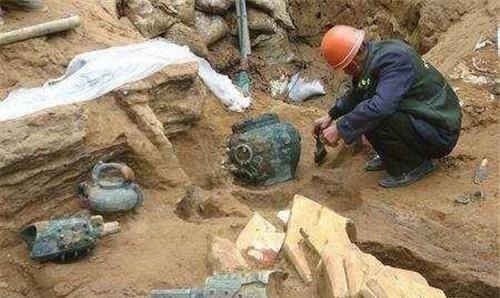 Phát hiện gói mì được sản xuất năm 1994 trong mộ cổ hơn 2.000 tuổi, chuyên gia ngay lập tức gọi cảnh sát