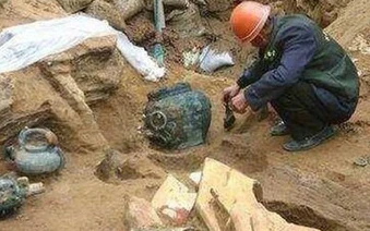 Phát hiện gói mì được sản xuất năm 1994 trong mộ cổ hơn 2.000 tuổi, chuyên gia ngay lập tức gọi cảnh sát