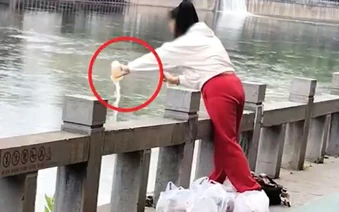 Phát hiện một người phụ nữ đổ hàng chục cốc trà sữa mới nguyên xuống sông để “phóng sinh”