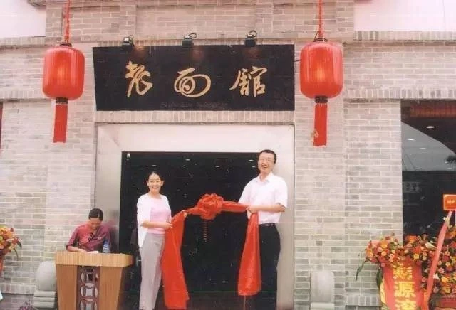 Phát hiện người đàn ông sở hữu khối tài sản hơn 28.000 tỷ đồng nhờ kinh doanh chuỗi canh cá cay Phát hiện người đàn ông sở hữu khối tài sản hơn 28.000 tỷ đồng nhờ kinh doanh chuỗi canh cá cay