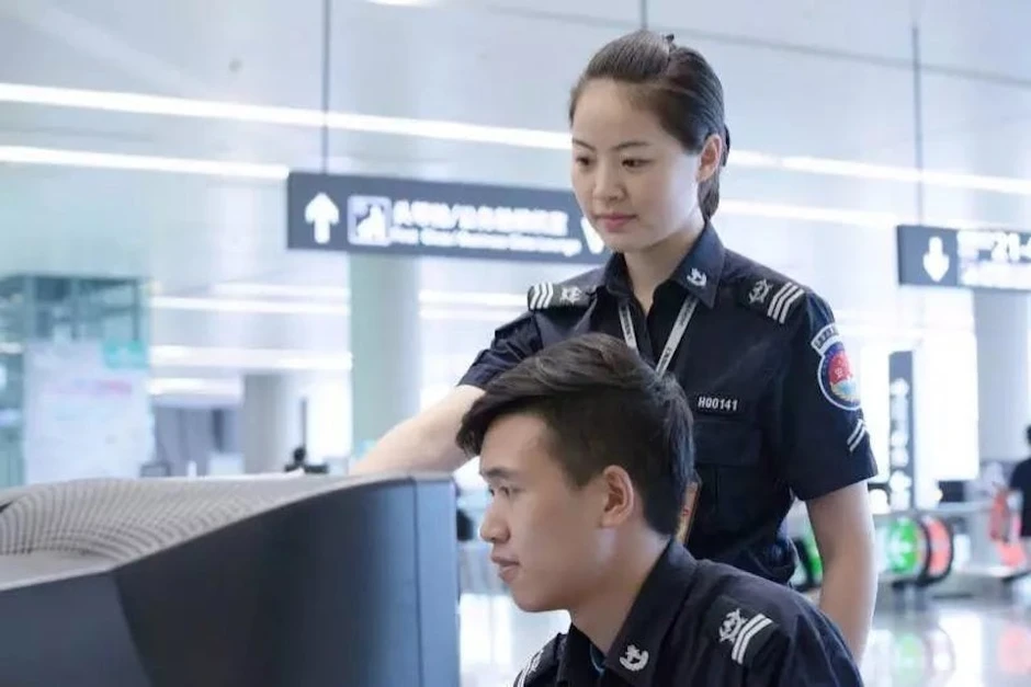Phát hiện nhiều người chi 158 triệu để “chạy” công việc trực tàu lương 9 triệu, trực đêm liên tục: Cảnh sát vào cuộc