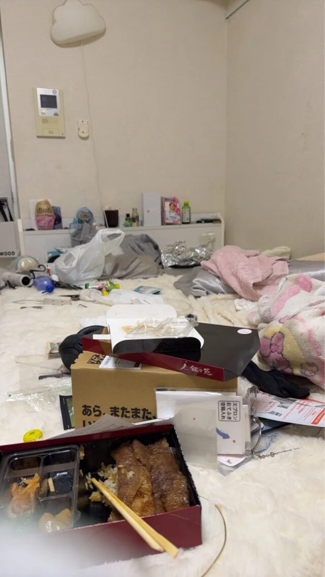 Phát hoảng với nữ ca sĩ ra đường xinh xắn tinh tươm, về nhà bừa bộn, ở bẩn khó tin!