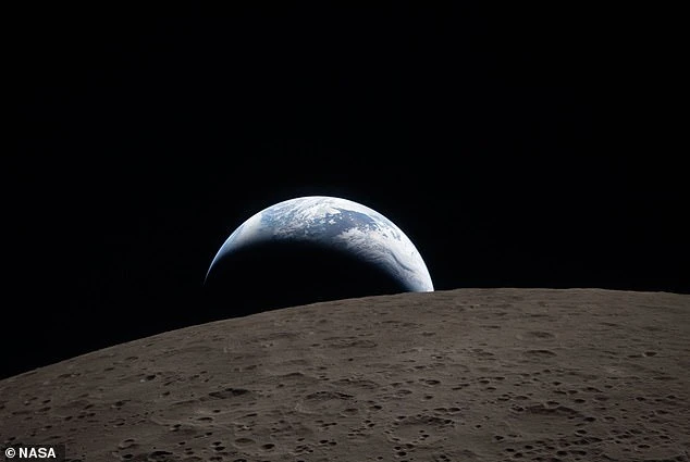 Phi hành gia NASA nức nở khi thấy một vật thiêng liêng trong ngày trở về Trái Đất sau sứ mệnh Artemis II