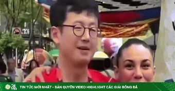Phóng viên Hàn Quốc được nữ cổ động viên hôn má khi đang đưa tin World Cup
