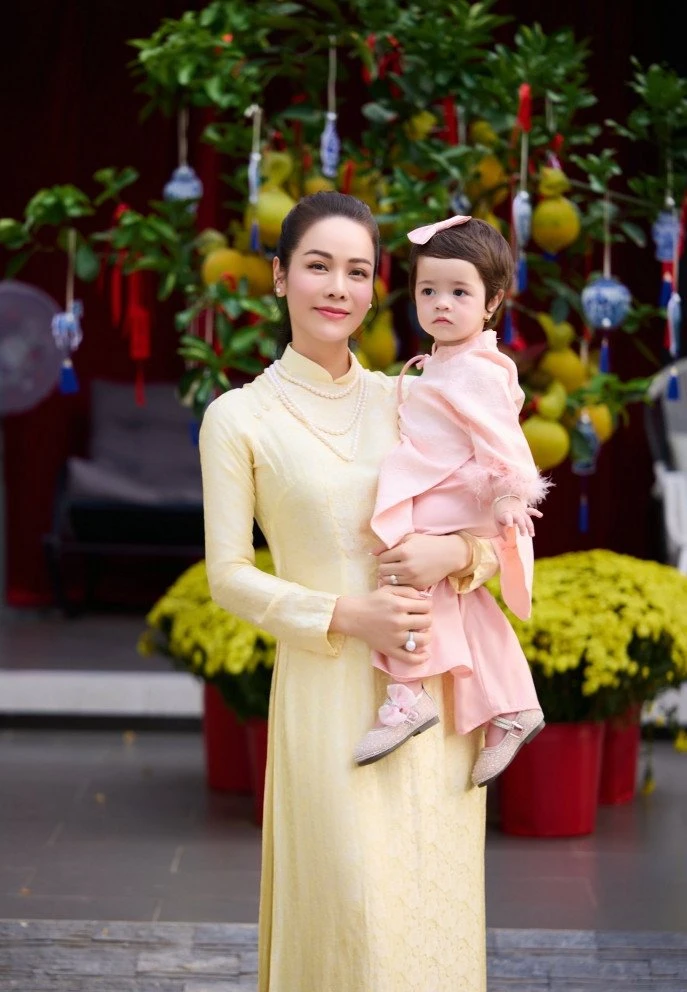 Phú bà showbiz Nhật Kim Anh ở biệt thự 200m2, tu tập và giấu kín tình yêu