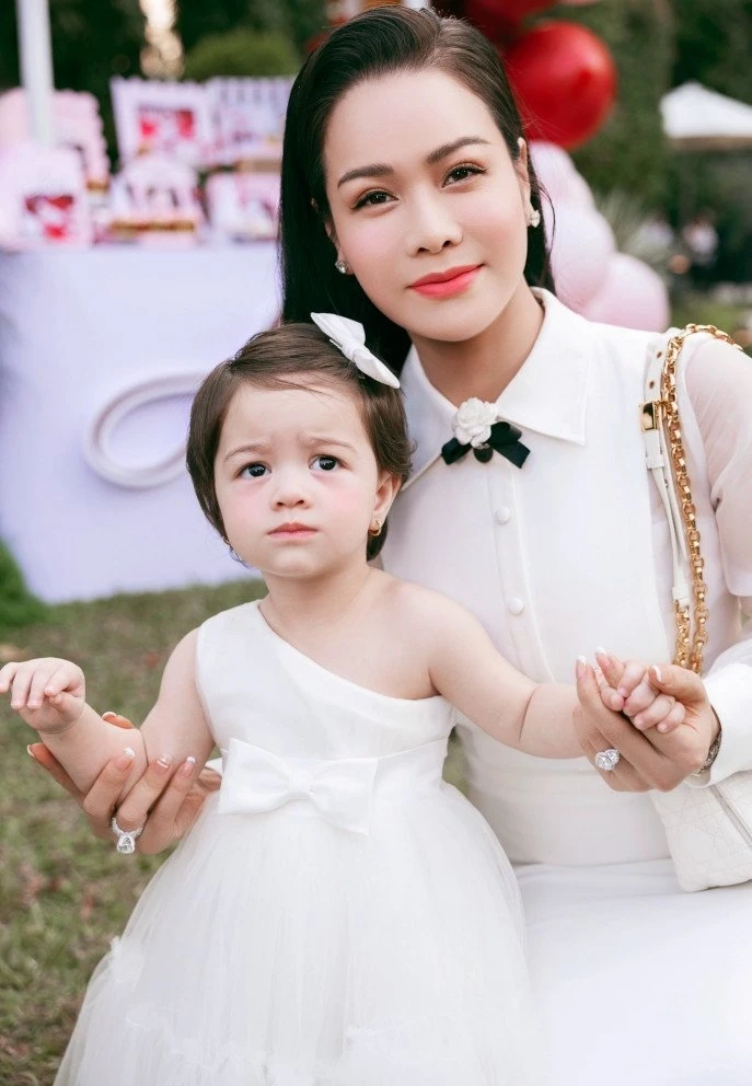 Phú bà showbiz Nhật Kim Anh ở biệt thự 200m2, tu tập và giấu kín tình yêu