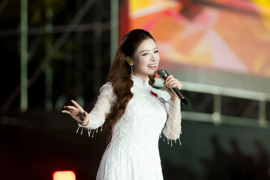 Phương Mỹ Chi "vạ miệng" với giảng viên thanh nhạc đắt show nhất Việt Nam