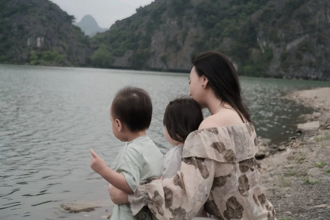 Phương Oanh khen con trai 2 tuổi nghiêm túc và trách nhiệm