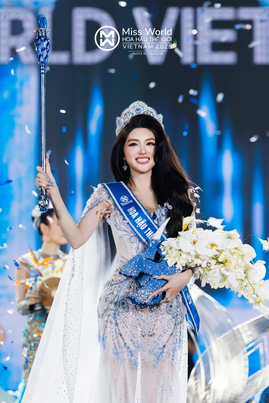 Phương Oanh làm cô dâu vướng tranh cãi