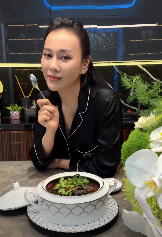 Phương Oanh trở lại sau nửa năm vắng bóng: tái xuất ấn tượng và dự án mới được bật mí Phương Oanh trở lại sau nửa năm vắng bóng: tái xuất ấn tượng và dự án mới được bật mí