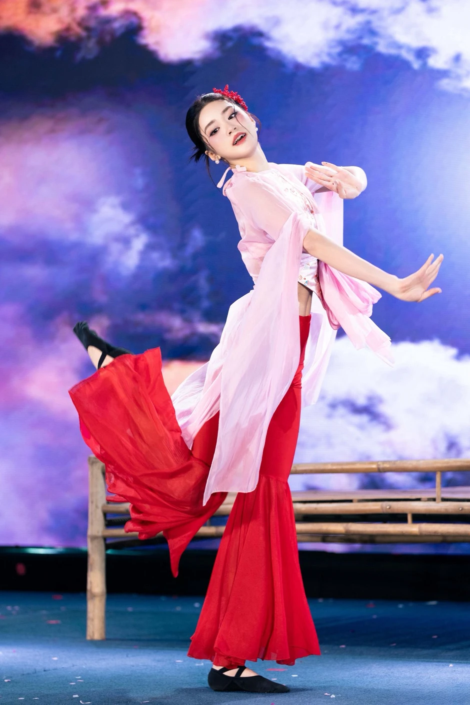 Phương Oanh - Tân Miss World Vietnam là ai?