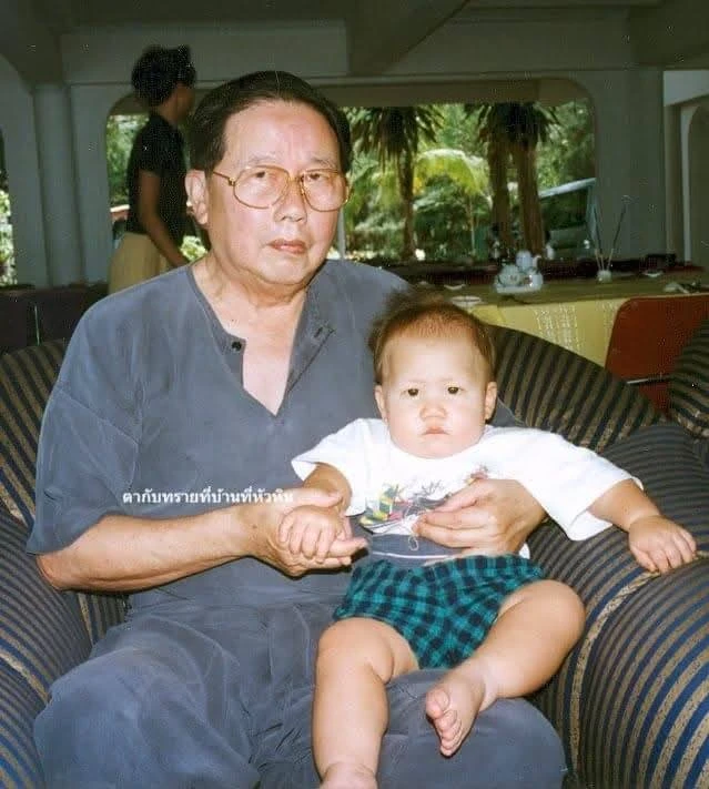 Quá khứ đau lòng của thiếu gia tố anh trai xâm hại rúng động showbiz