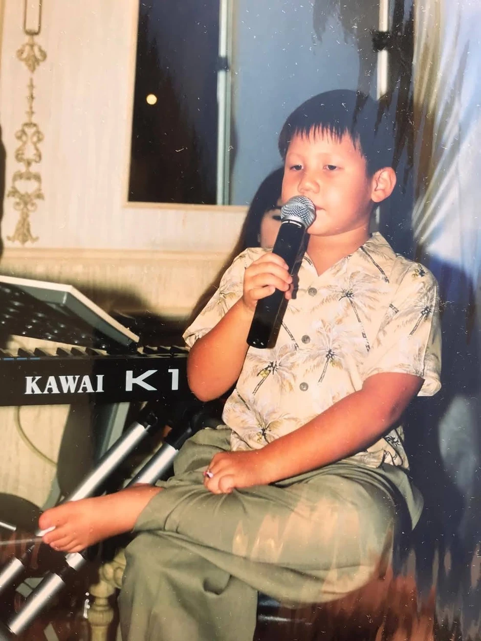 Quá khứ đau lòng của thiếu gia tố anh trai xâm hại rúng động showbiz