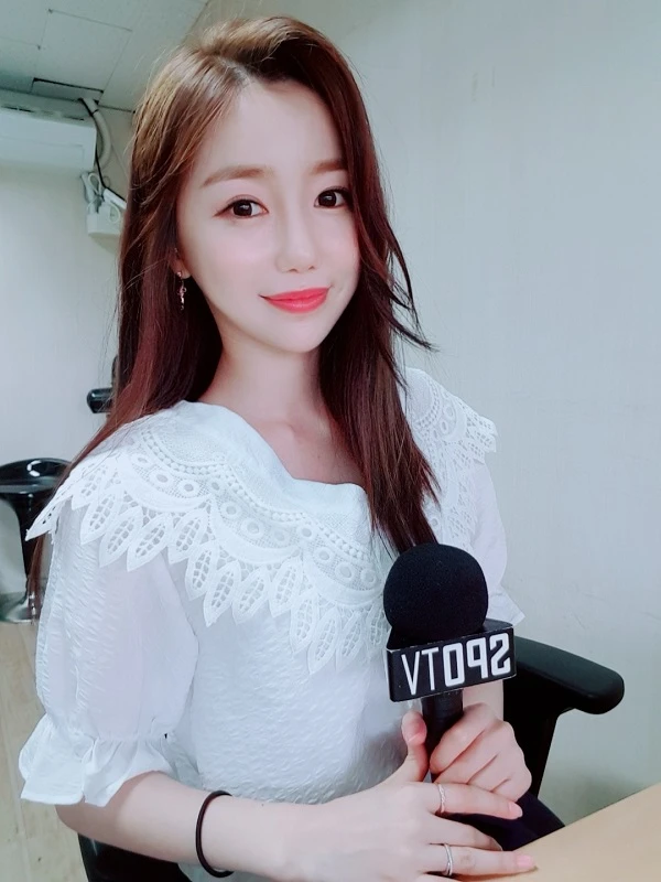 Quá khứ khó tin của nữ pháp sư sinh năm 1993: Idol nhóm nhạc nữ nổi tiếng, có luôn cả bằng trọng tài bóng đá