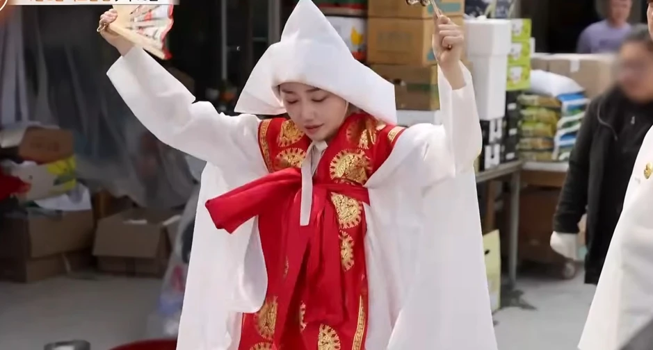 Quá khứ khó tin của nữ pháp sư sinh năm 1993: Idol nhóm nhạc nữ nổi tiếng, có luôn cả bằng trọng tài bóng đá